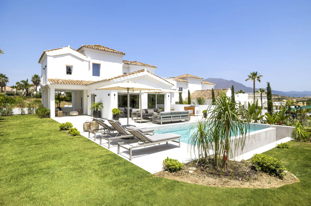 Stylish Beachside Villa Just 400m from the Sea – Between Estepona & Sotogrande!