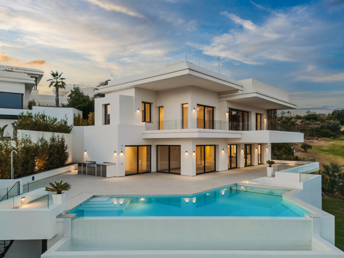 A Contemporary Masterpiece on Marbella´s New Golden Mile in Prestigious La Resina Golf Estate