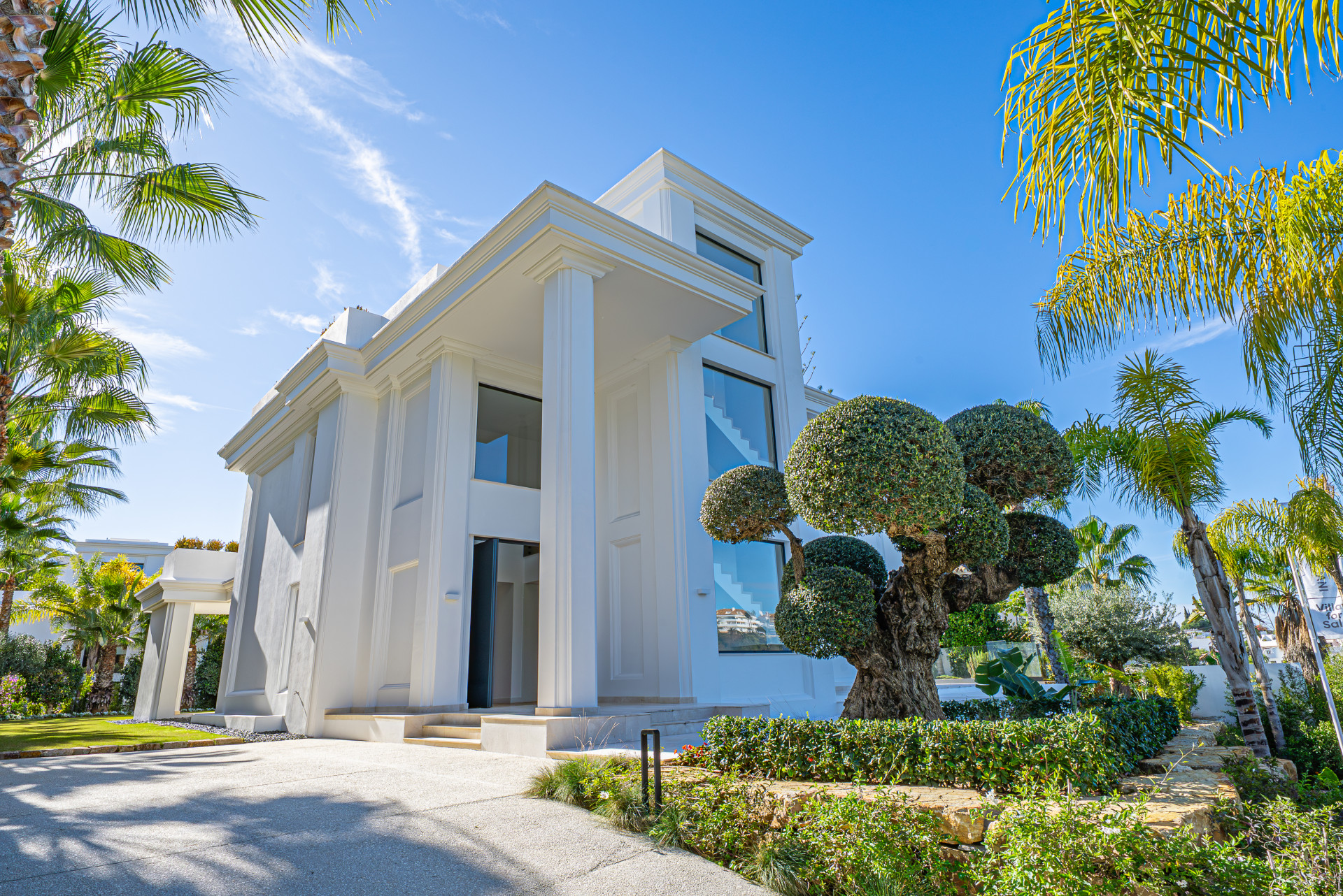 BRAND NEW KEY READY Villa in the Prestigious Lomas de Marbella Club near the Puente Romano