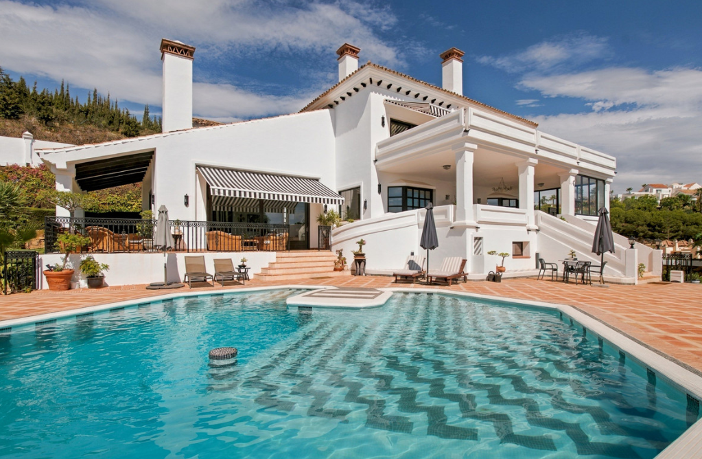 Luxury Sea View Villa with Private Paddle Tennis Court in El Capitan, Benahavís