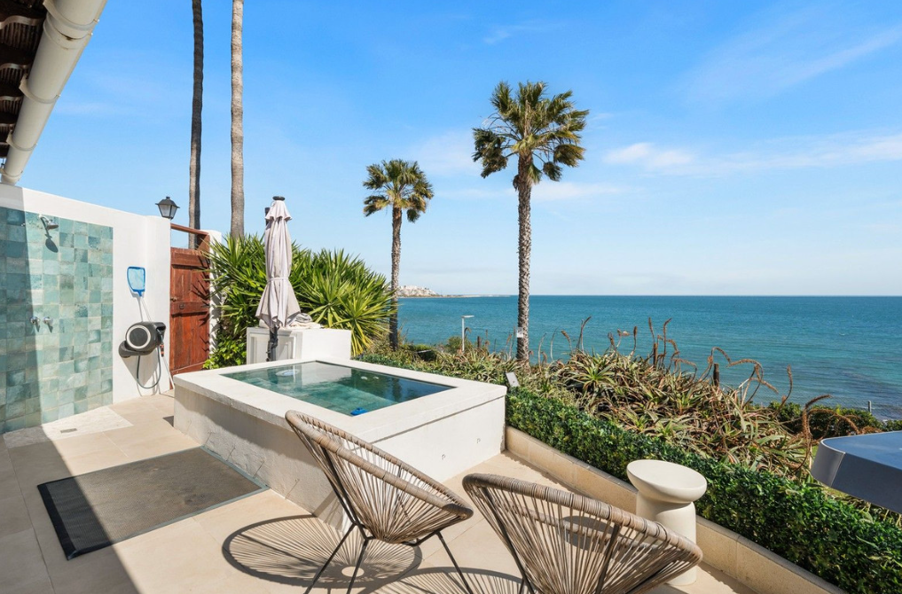 EXCEPTIONAL FRONTLINE BEACH SEMI-DETACHED VILLA IN ESTEPONA | STUNNING SEA VIEWS | TOURIST LICENCE | TURNKEY LUXURY