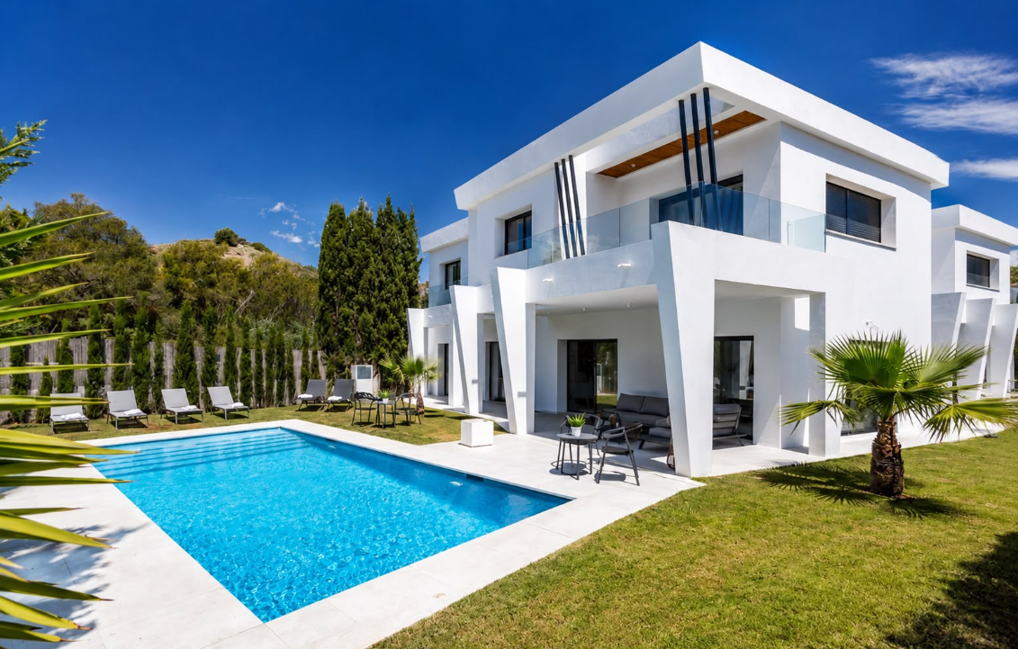 Luxury Villa for Sale in Calahonda – Walking Distance to the Beach