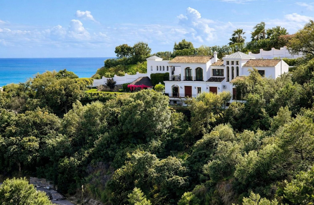 Timeless Andalusian Elegance in the Gated Community of Monte Mayor