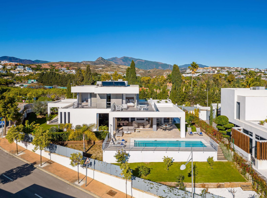 Exceptional Contemporary Villa with Sea Views on the New Golden Mile