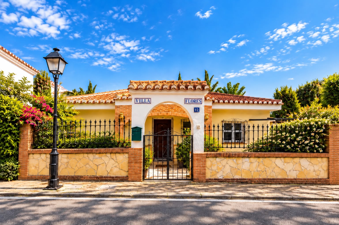9-Bedroom Villa with Rental Licence for Sale in Mijas Costa – Just 7 Minutes from the Beach