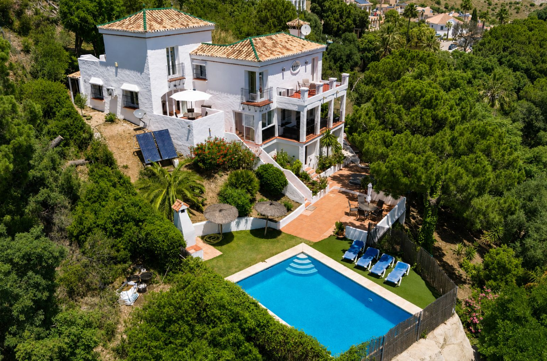 Elegant 3-Bedroom Villa with Panoramic Views in Estepona Hills