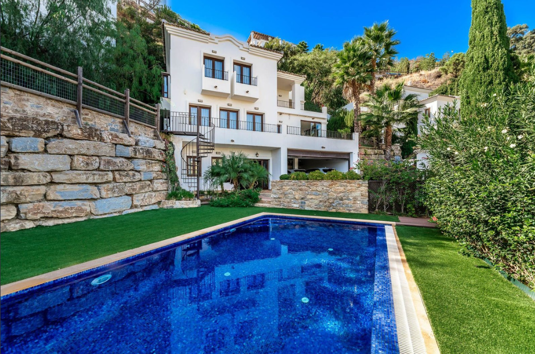 Elegant Five-Bedroom Villa with Panoramic Views | Benahavís
