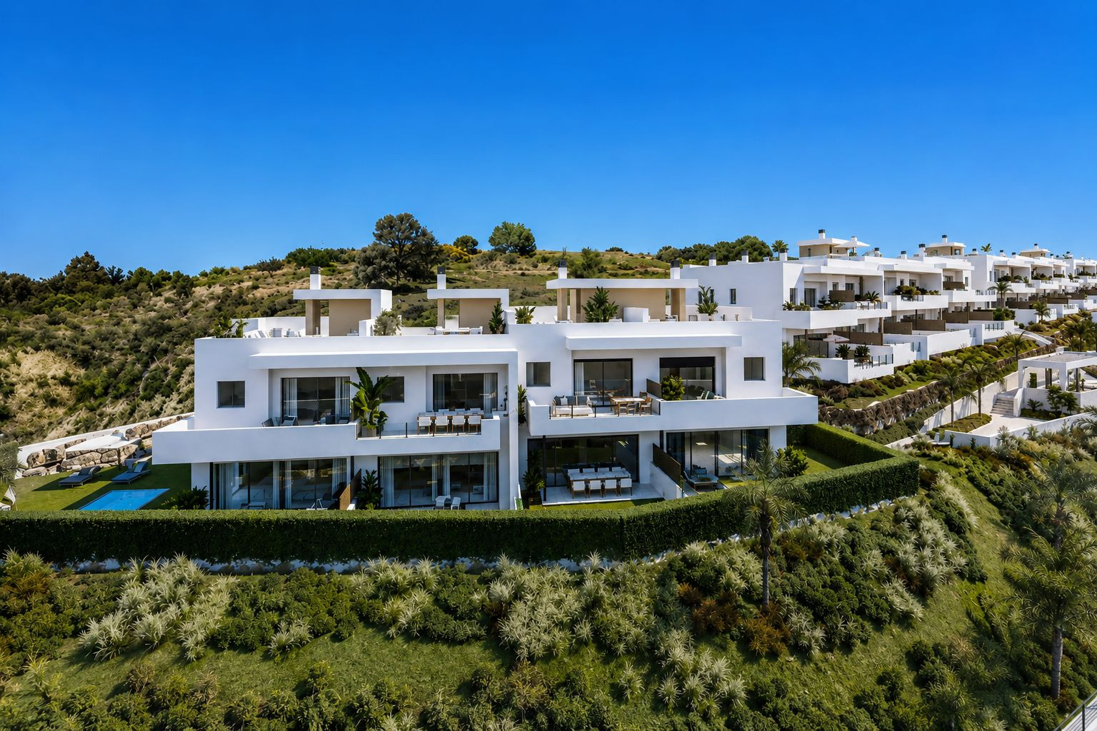 Contemporary Golfside Townhouses in Estepona Golf – Big rooms. Low fees. A golf course on your doorstep.