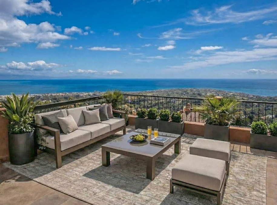 Elevated Luxury Apartment with Sweeping Sea Views in Marbella East