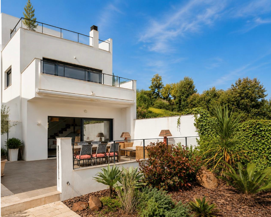 Luxury Renovated Villa| Panoramic Sea & Mountain Views