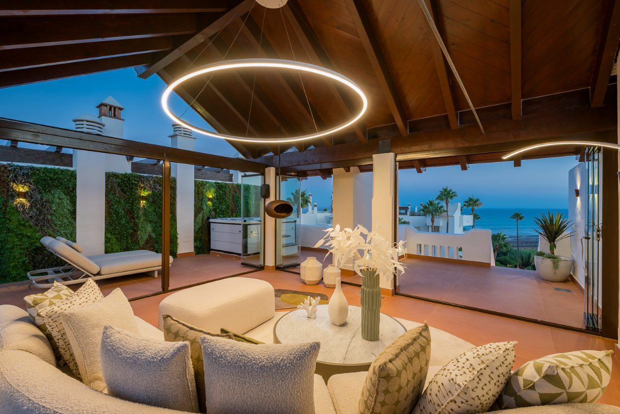 Iconic Beachfront Penthouse with Spectacular Rooftop Retreat on the New Golden Mile