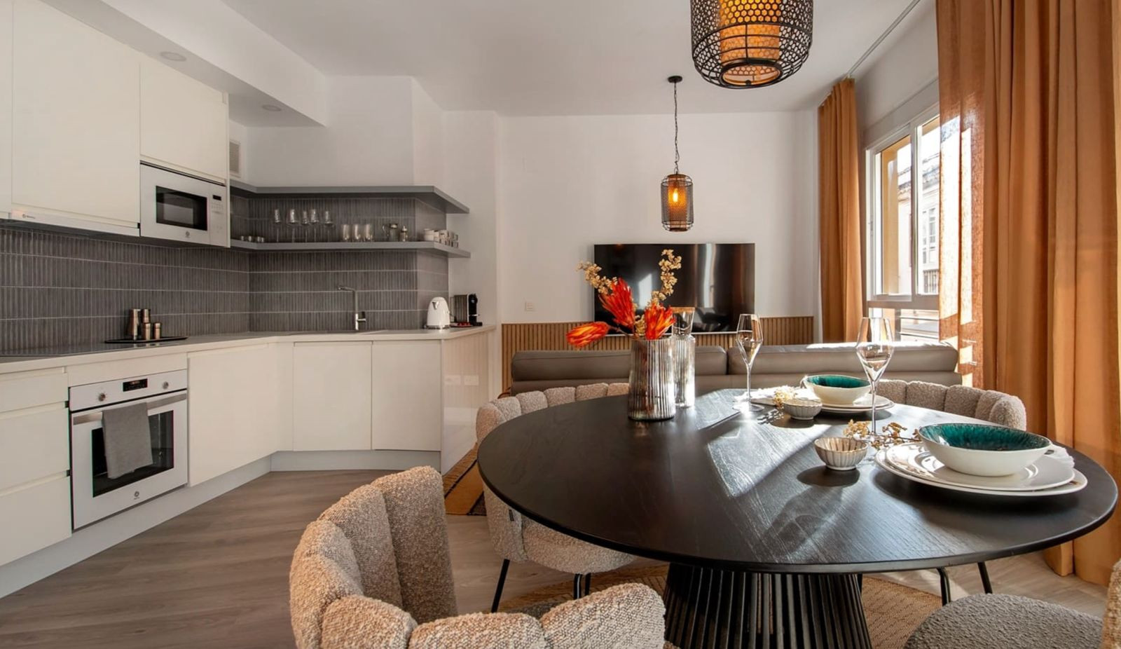 Exclusive 2-Bedroom Apartment with Transferable Rental Licence in Málaga Historic Centre