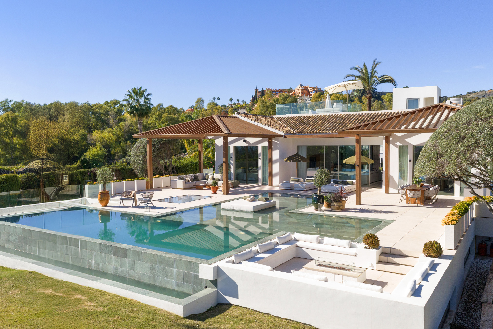 A Refined Frontline Golf Villa Offering Contemporary Luxury and Resort-Style Living in Marbella