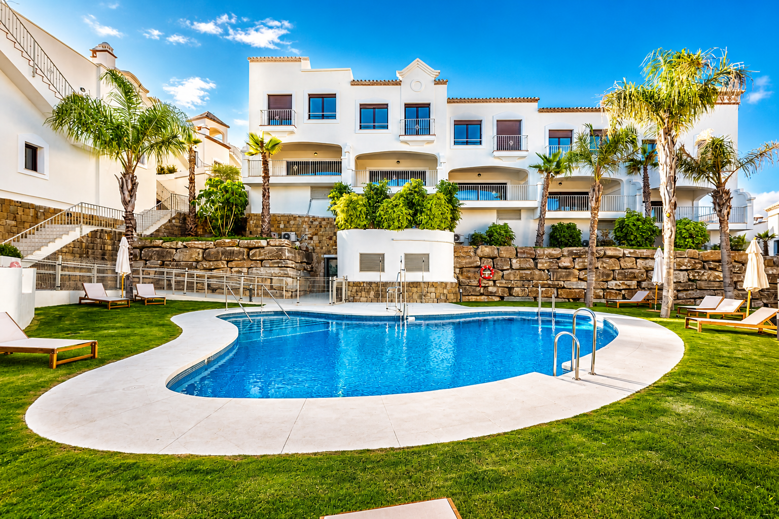 Frontline Golf Townhouses in Estepona – Fully Renovated, Ready to Move In on the Costa del Sol