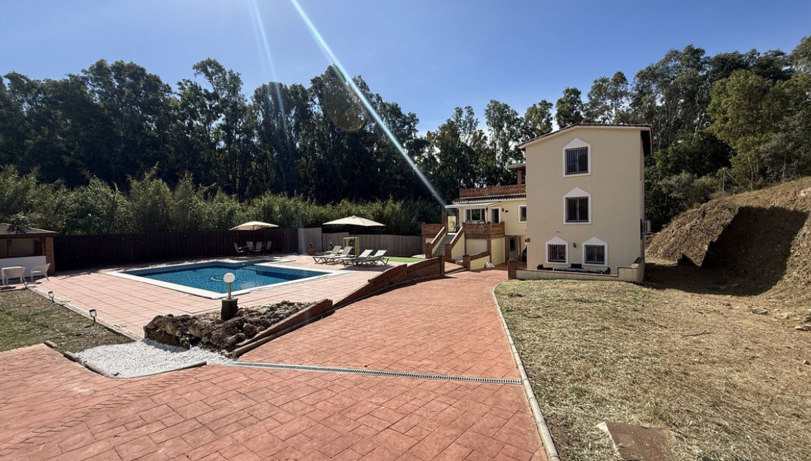 Exclusive Country Property with Expansive Grounds Just 1.5km to La Cala and the Beach