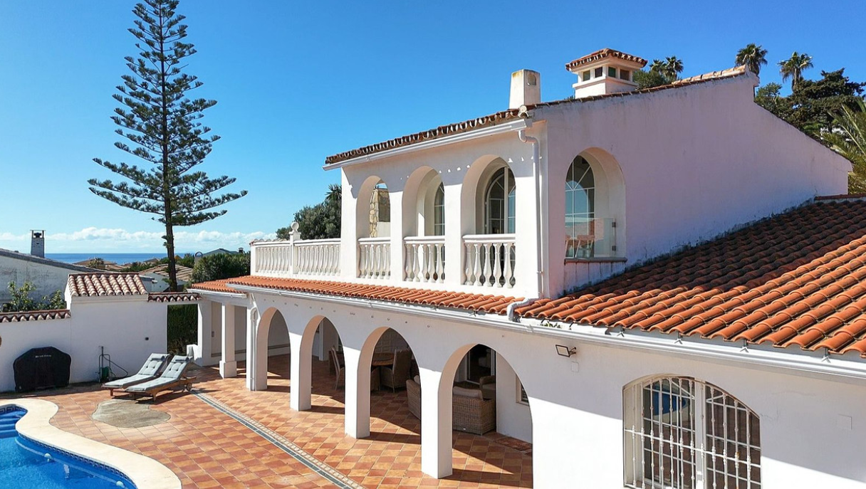 Charming 4-Bedroom Sea View Villa Within Walking Distance to the Beach – Estepona