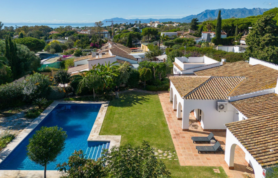 Charming Villa with Stunning Plot in Cabopino, Marbella East – Walking Distance to the Beach