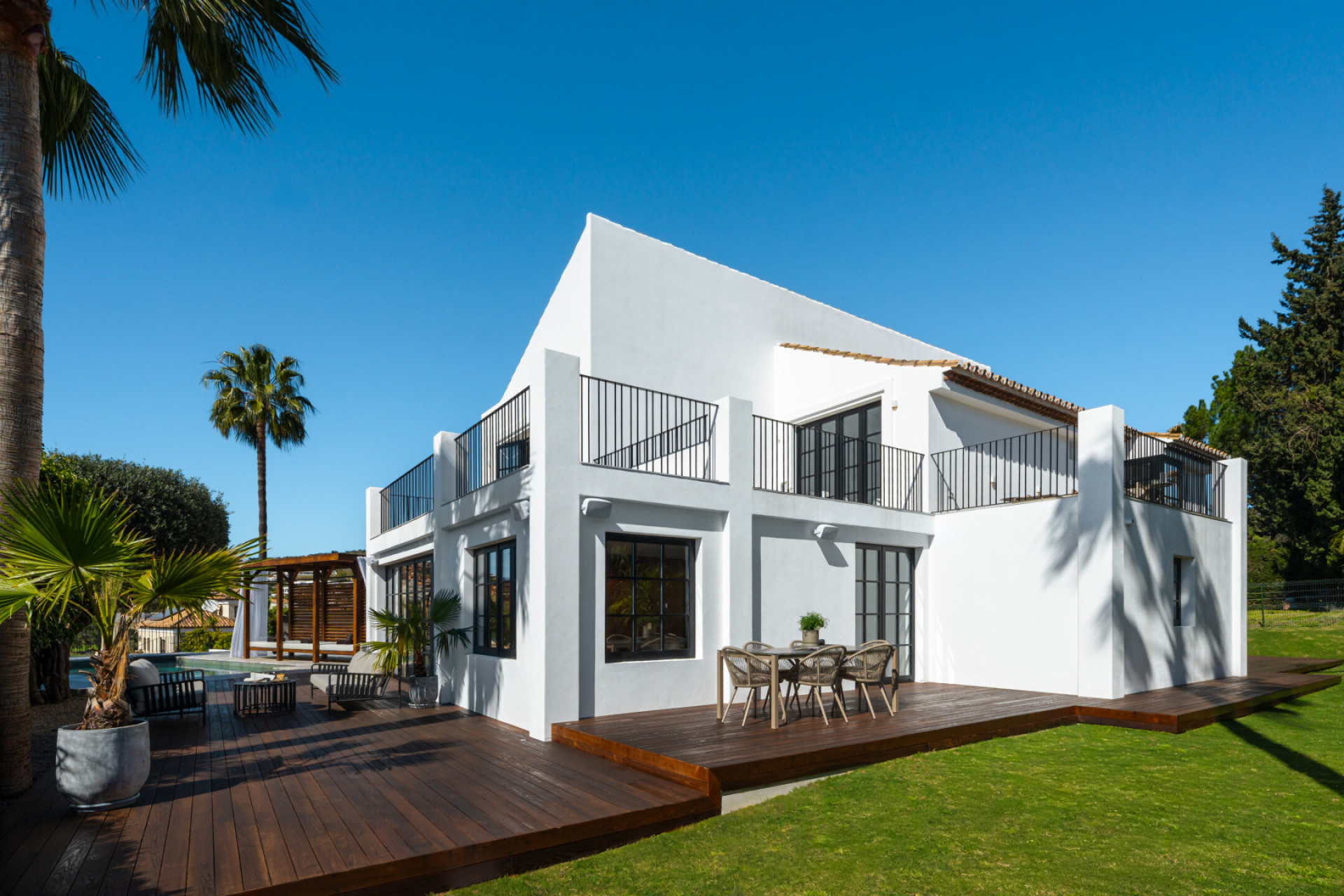 Refined Living in Nueva Andalucía – A Statement Villa Overlooking Golf & Sea