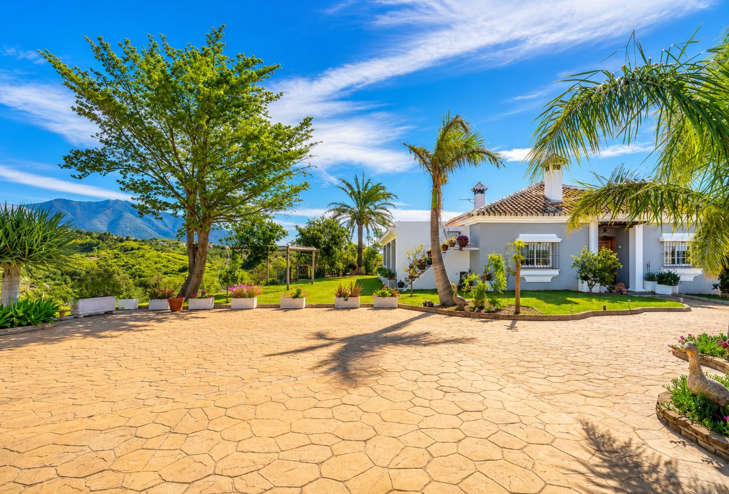 Exclusive 3 Bedroom Detached Villa with Guest House and Panoramic Sea & Mountain Views in Mijas