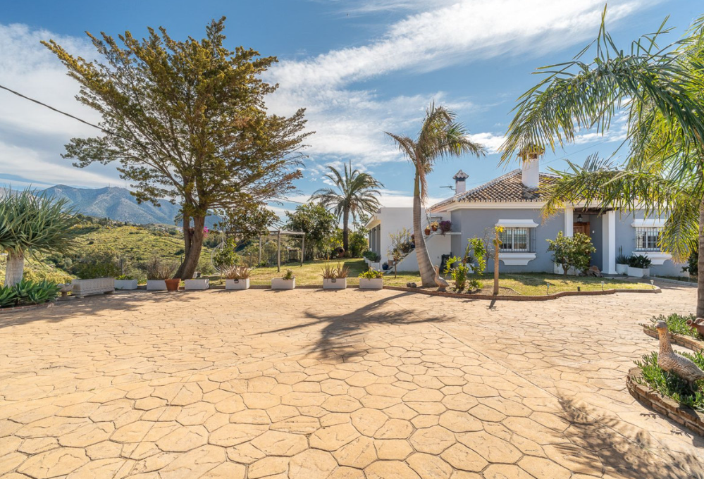 Exclusive 3 Bedroom Detached Villa with Guest House and Panoramic Sea & Mountain Views in Mijas