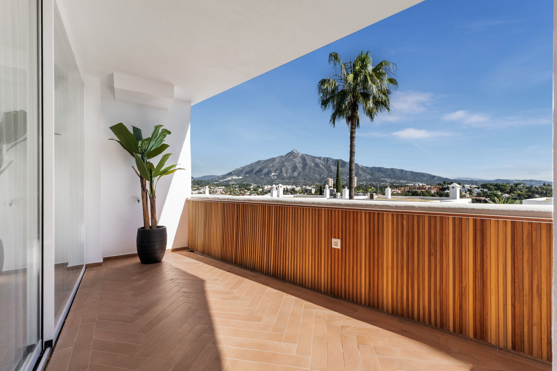 Stylish Mountain-View Apartment in the Heart of Nueva Andalucía