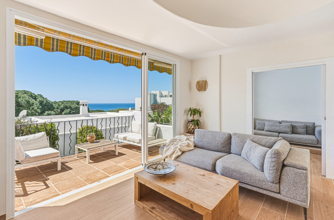 3-Bedroom Townhouse with Sea Views & Rental Licence in Cabopino, Marbella East