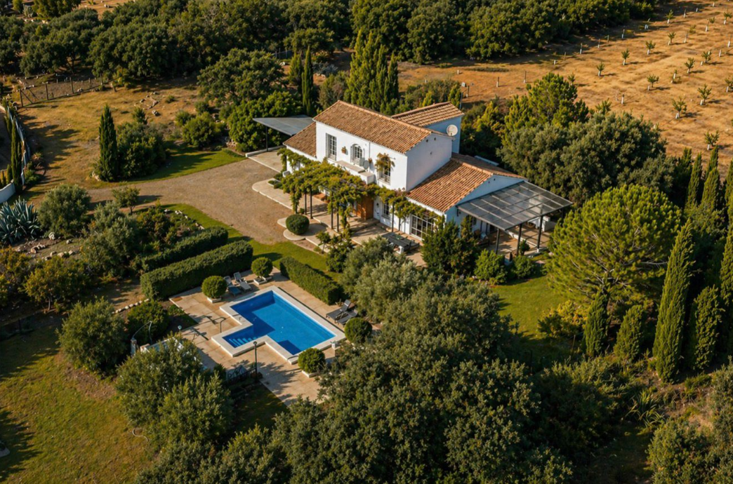 Stunning Renovated Villa with Private Pool, Guest House & Panoramic Views