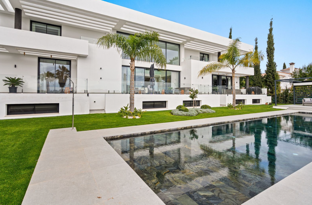 Contemporary Grand 5 Bedroom Villa with Spa facilities, in El Paraíso
