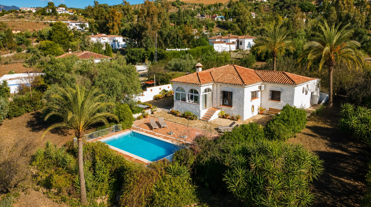 Charming Single-Level Villa with Pool, Open Views & Tourist Licence