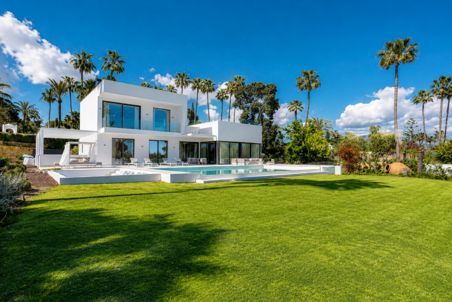 Stunning Key-Ready Fully Furnished Designer Villa on the New Golden Mile