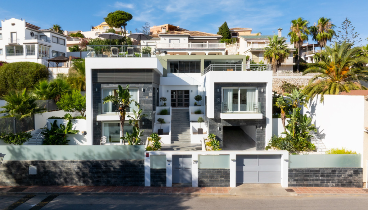 Contemporary Luxury 5 Bedroom Villa Just 200 Metres from the Beach