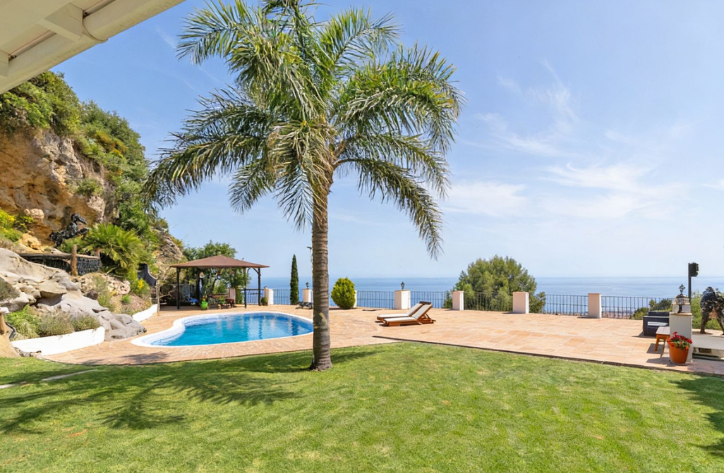 Exceptional Semi-Detached Villa Overlooking Marbella, Minutes from Marbella Centre