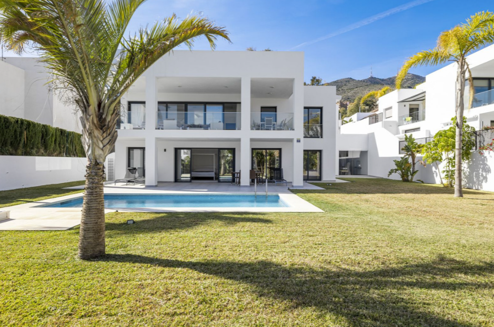 Luxury 6-Bedroom Contemporary Villa with Sea Views in Torremuelle, Benalmádena