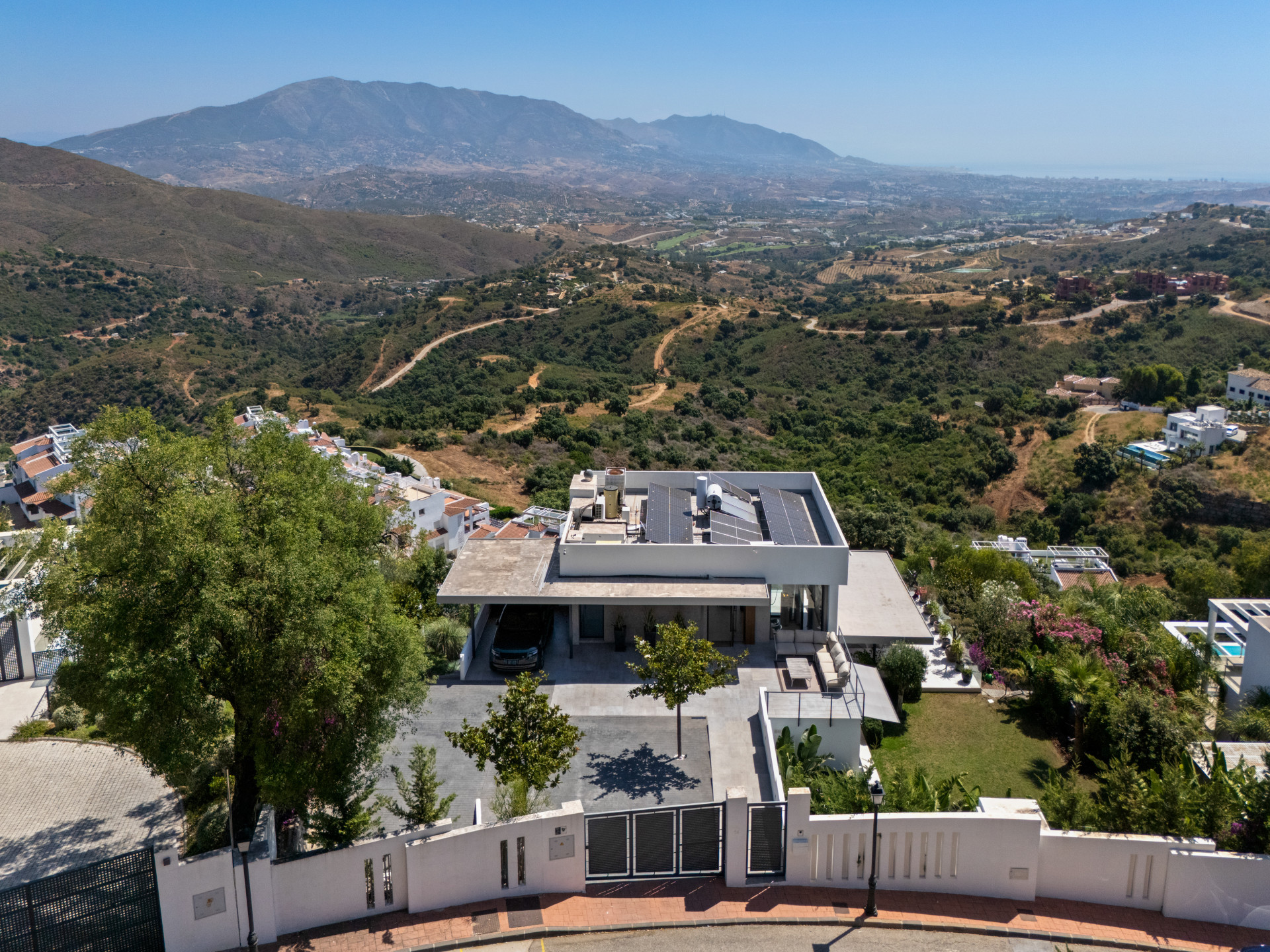 Exceptional 6-Bedroom Luxury Villa with Infinity Pool & Sea Views, La Mairena