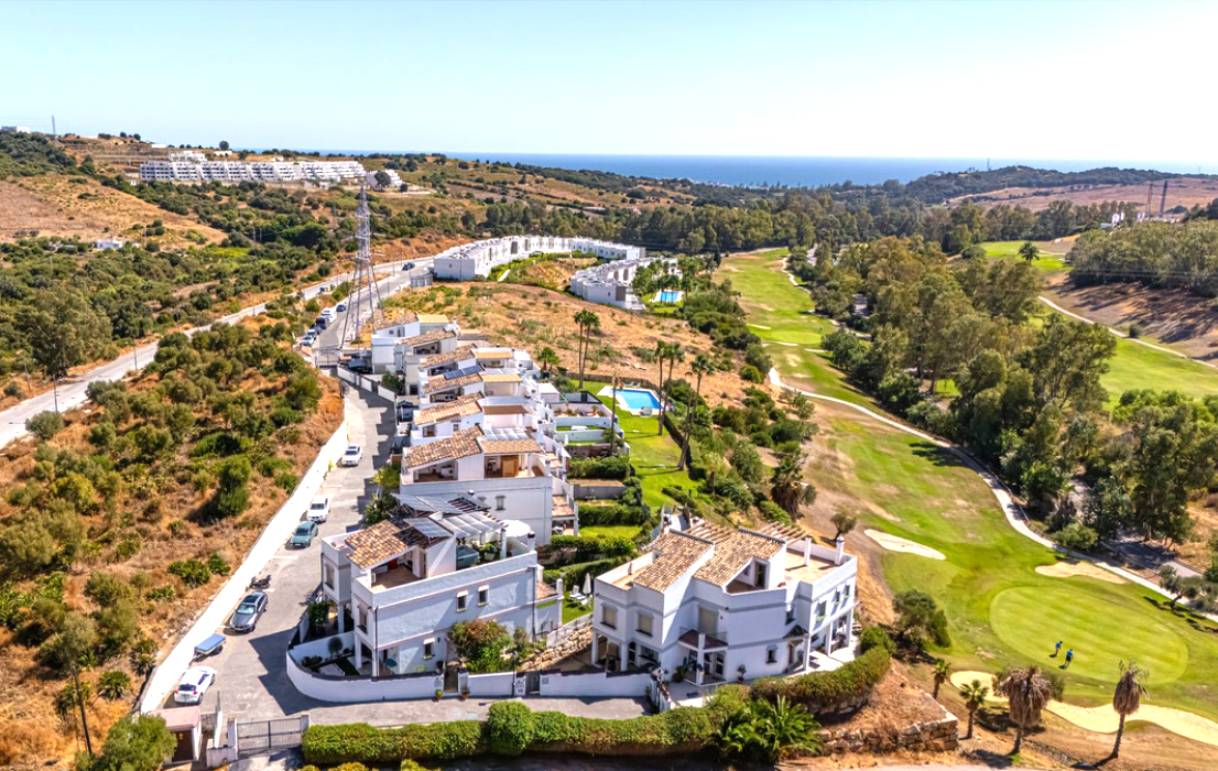 Spacious Frontline Golf Semi-Detached House with Panoramic Views, Jacuzzi & Solar Energy – Estepona Golf