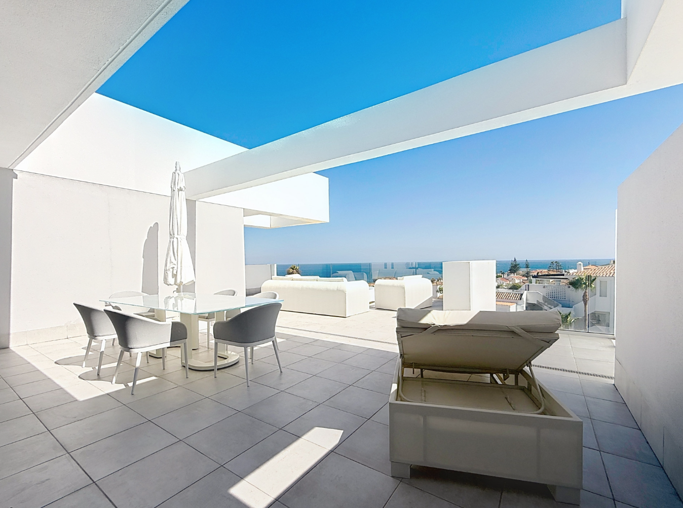 Exquisite Modern 3 Bed Penthouse with Panoramic Sea Views & Spa Facilities