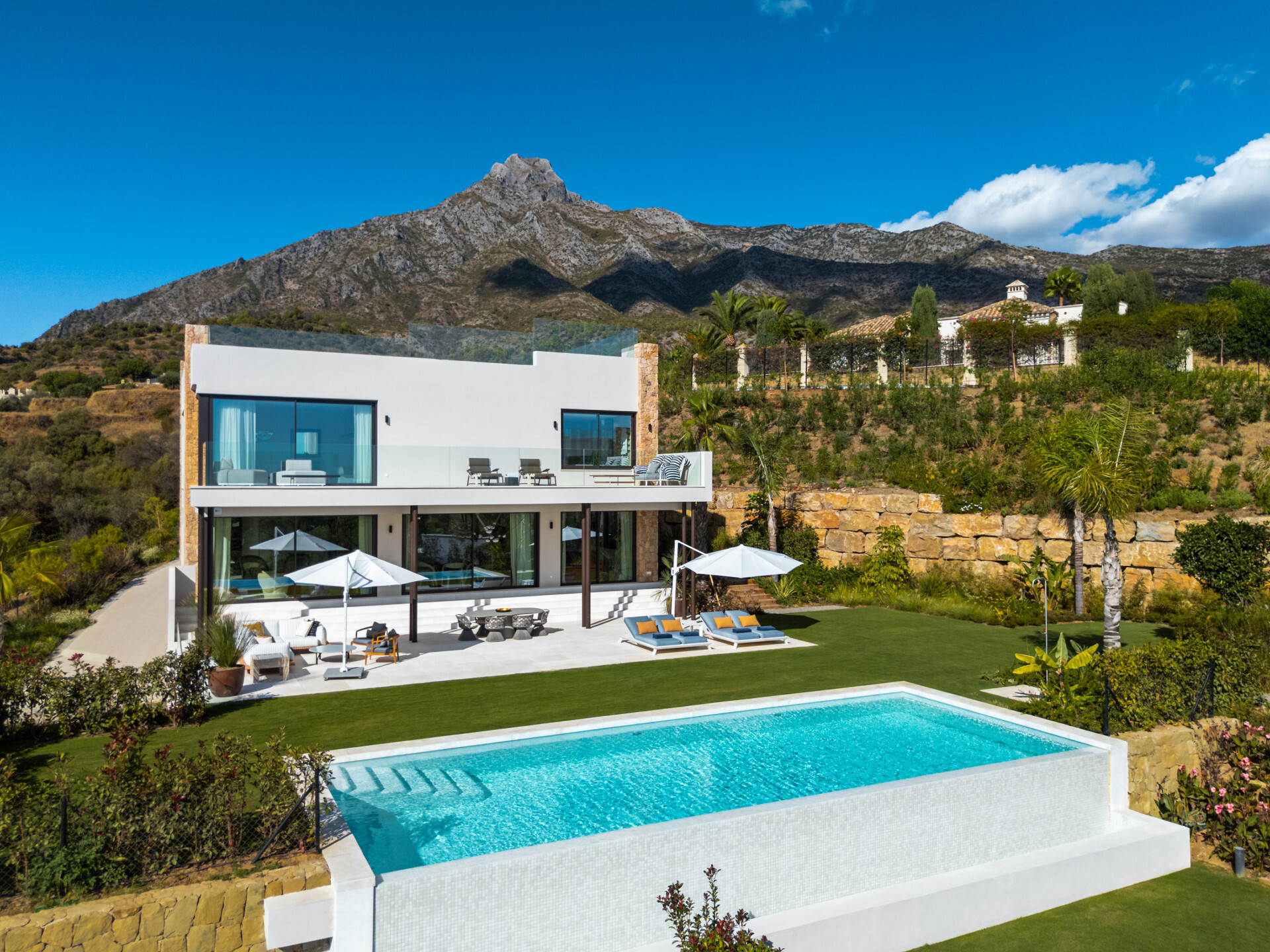 LUXURY VILLA IN MARBELLA HILL CLUB Where elegance meets comfort in the heart of the Costa del Sol