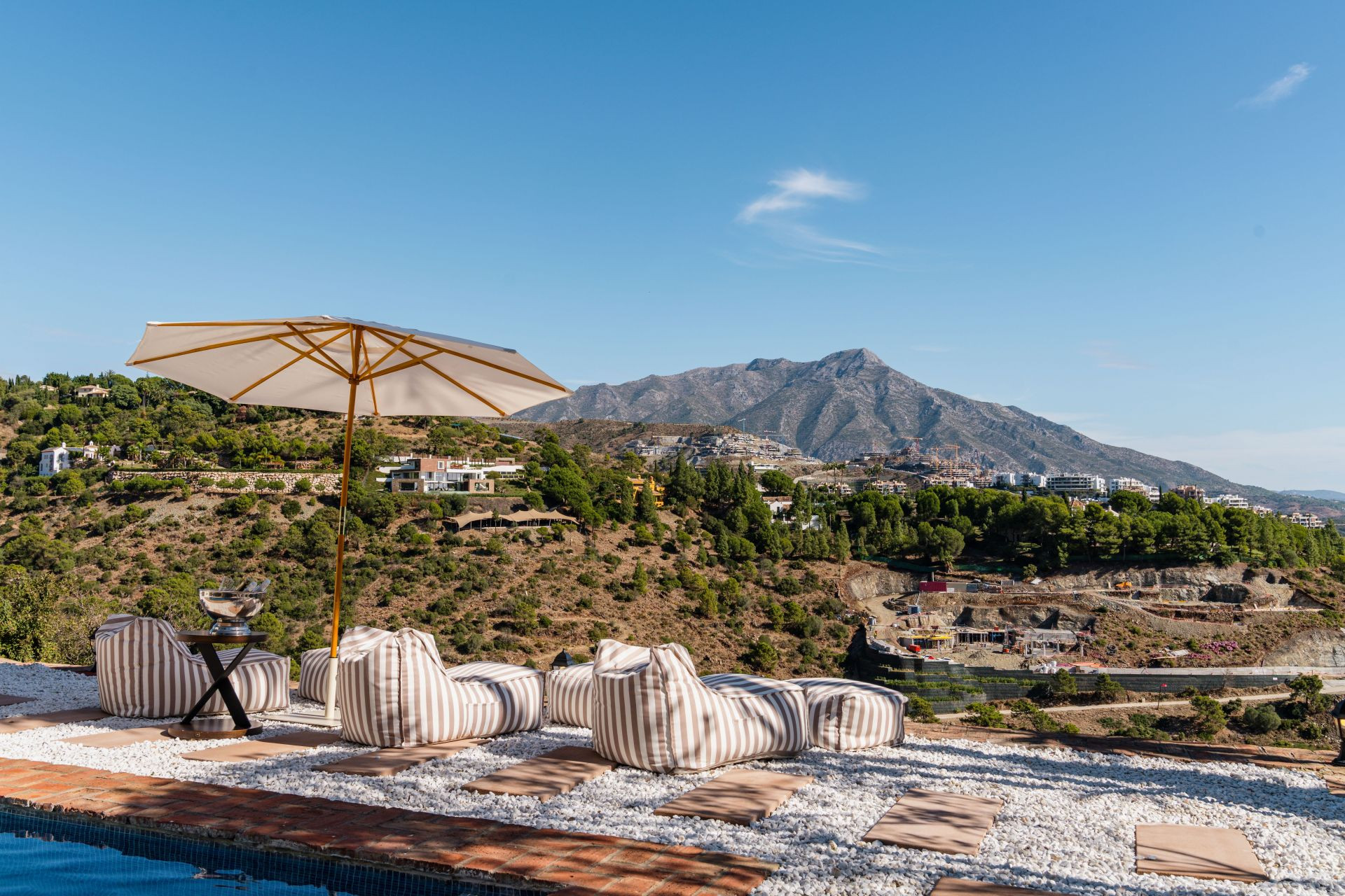 A Refined Retreat in El Madroñal 2