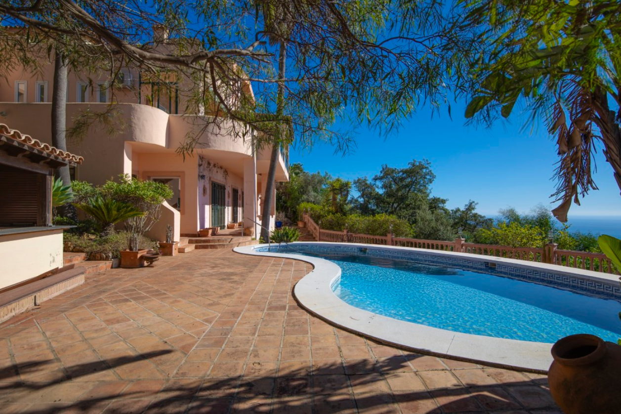 Grand Luxury Villa with Panoramic Sea Views in La Mairena, Marbella