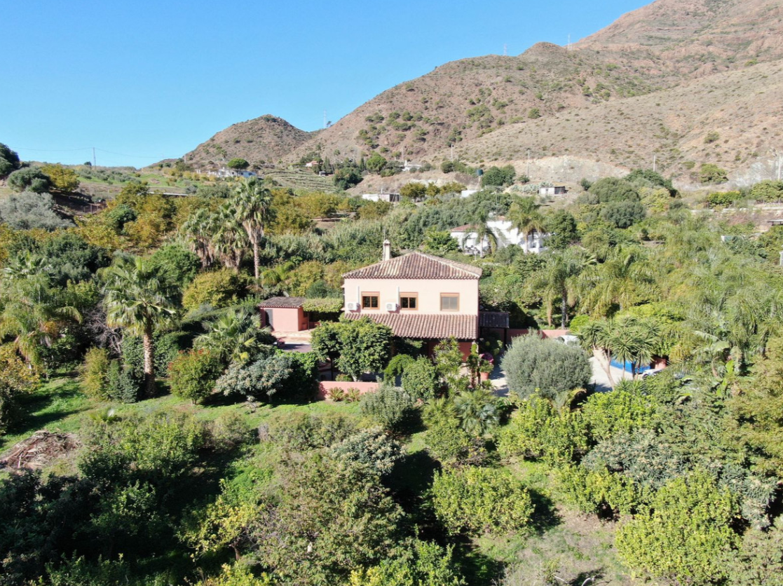 Stunning Countryside Villa on a 3,107 sqm Private Plot – Just 10 Minutes from Estepona