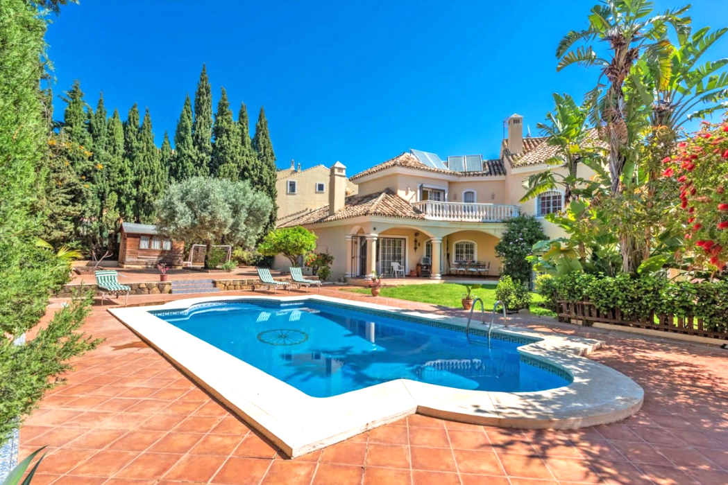 Spacious 8-Bedroom Villa in Central Marbella – Large Garden & Private Pool
