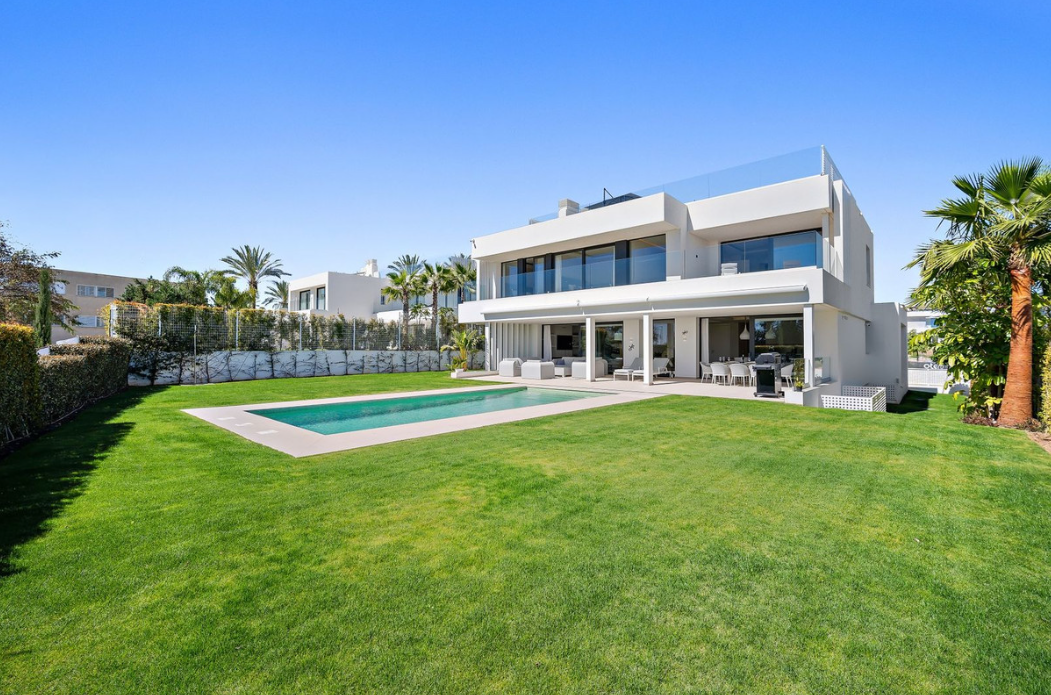 Contemporary South-Facing Villa with Stunning Sea Views in Estepona