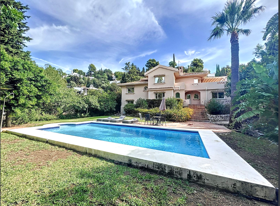 Exquisite Large Villa with Total Privacy and Stunning Gardens!