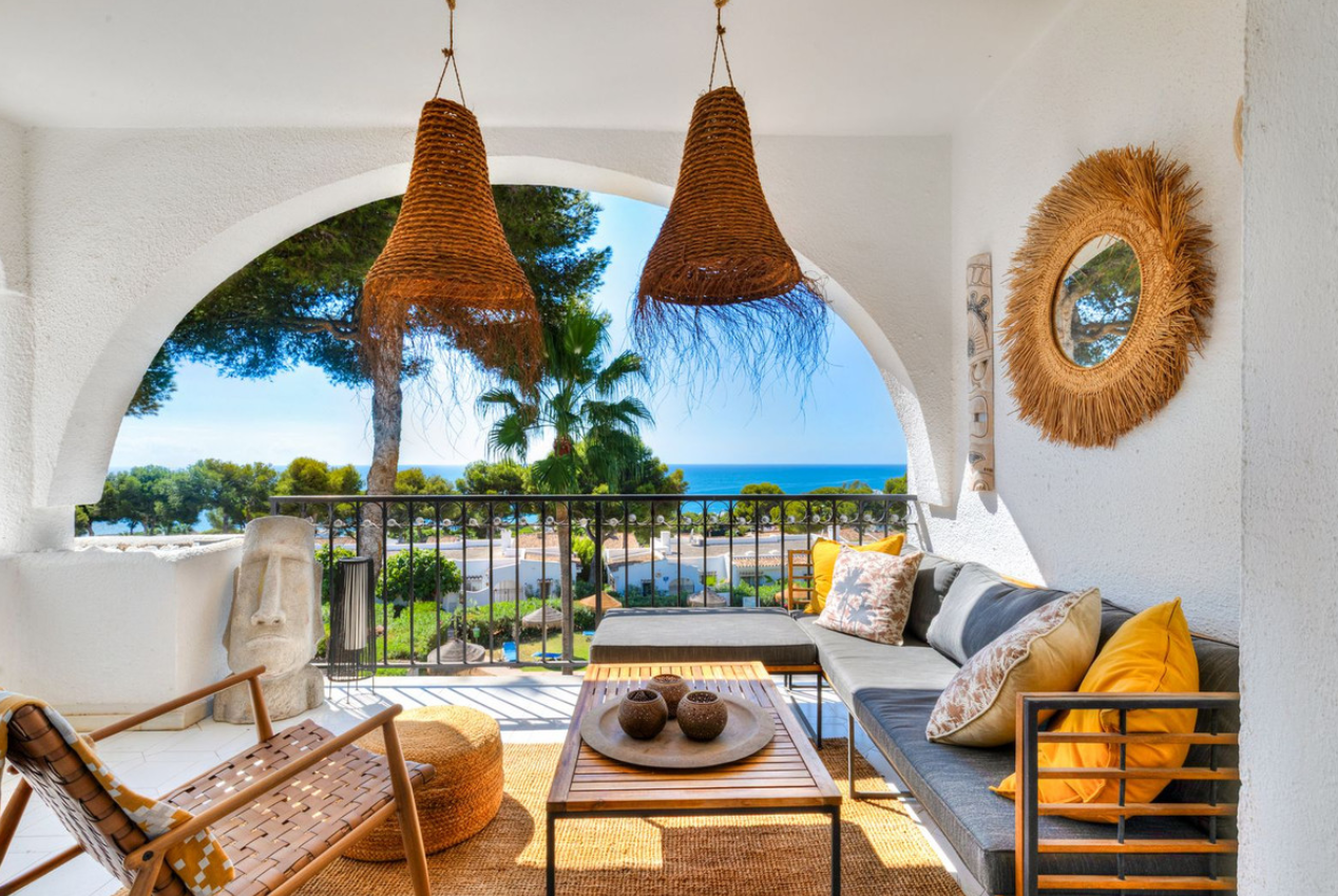 Stunning 2-Bedroom Top-Floor Apartment with Sea Views