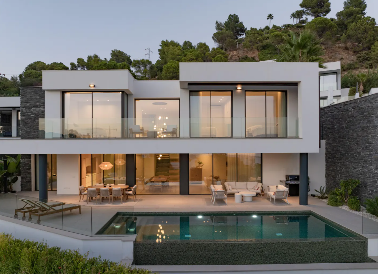 Stylish Contemporary Villa with Panoramic Sea Views in Benahavís