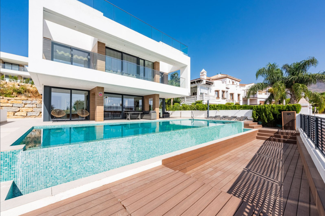 Modern Luxury Villa with Panoramic Golf & Sea Views – Estepona!