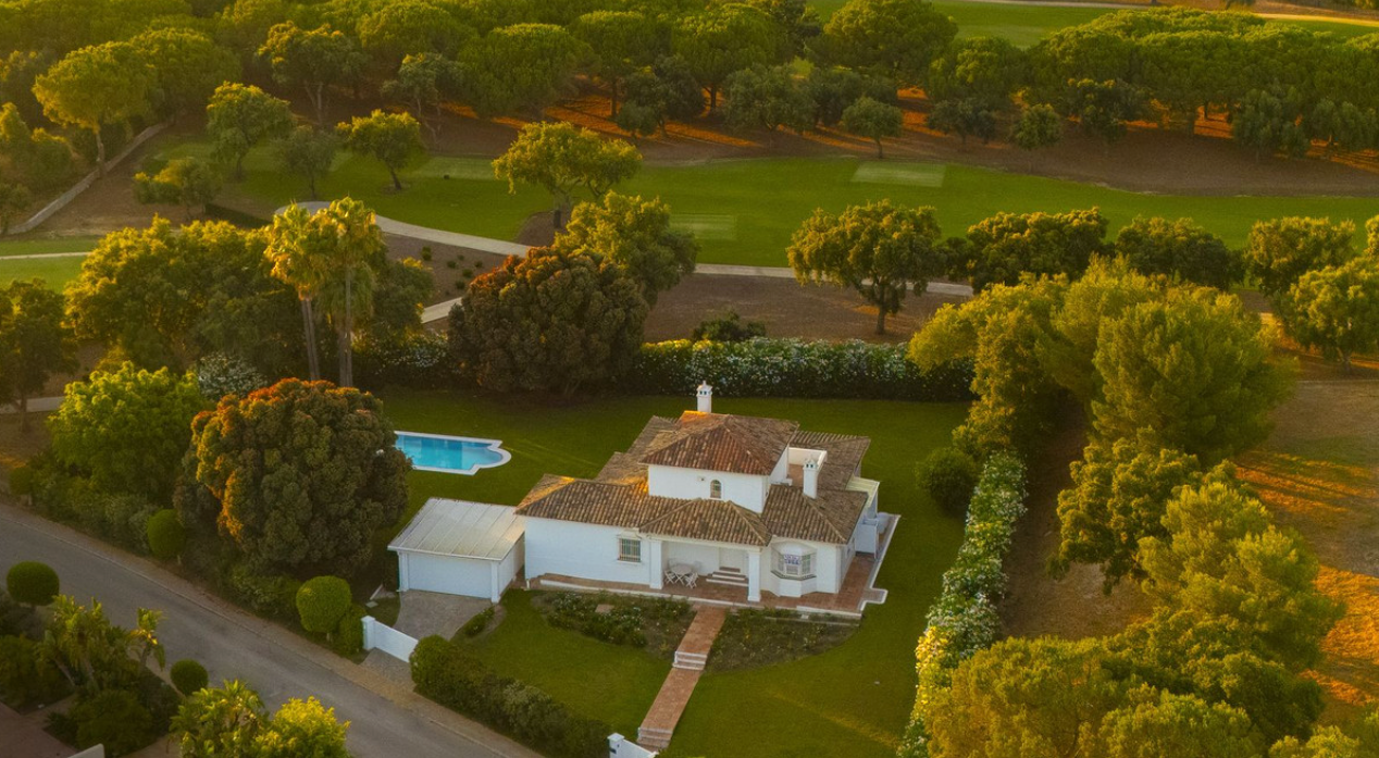 Charming 3-Bedroom Villa with Heated Pool and Spacious Terrace – San Roque Club