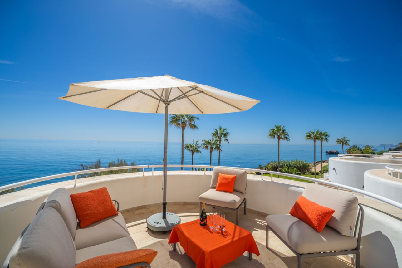 Beachfront Apartment with Panoramic Sea Views – Estepona