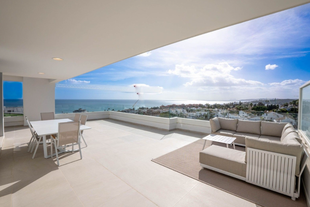 Modern 3-Bedroom Corner Duplex Penthouse with Panoramic Sea Views, steps from the Beach – Estepona