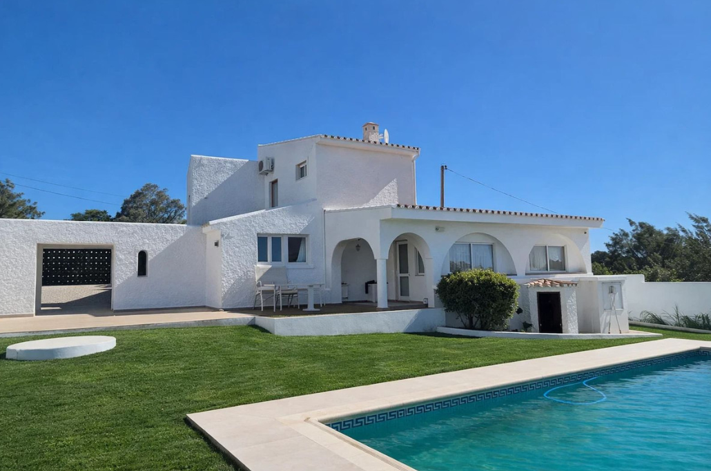 Beach Villa in a Tranquil Coastal Setting – Punta Chullera